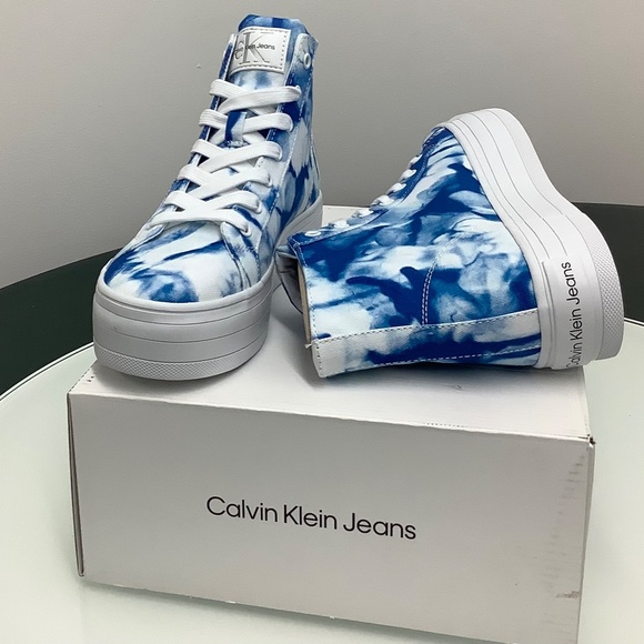 Calvin Klein - Picture 3 of 4